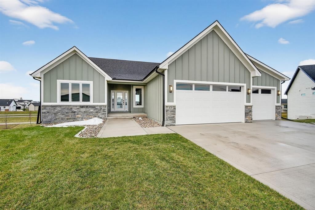 830 NW Sandy Hollow Circle