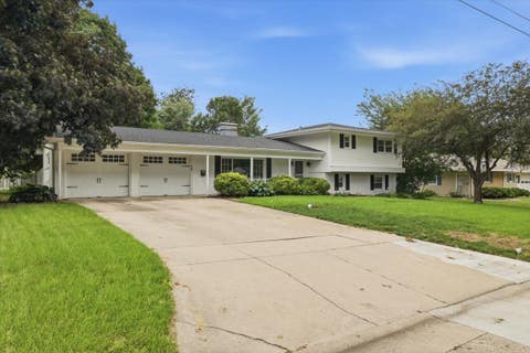 Homes For Sale - 1203 S 14th Avenue<br/> Newton, IA 50208