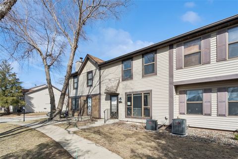 Condo For Sale - 8630 Alpine Drive #B<br/> Urbandale, IA 50322