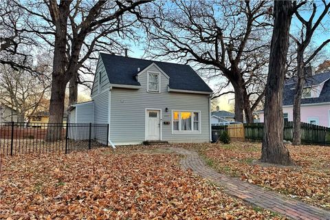 Single Family Residence in Des Moines IA 1017 26th Street.jpg