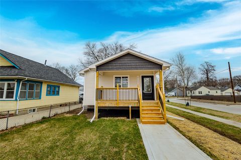 Homes For Sale - 2158 E Walnut Street<br/> Des Moines, IA 50317