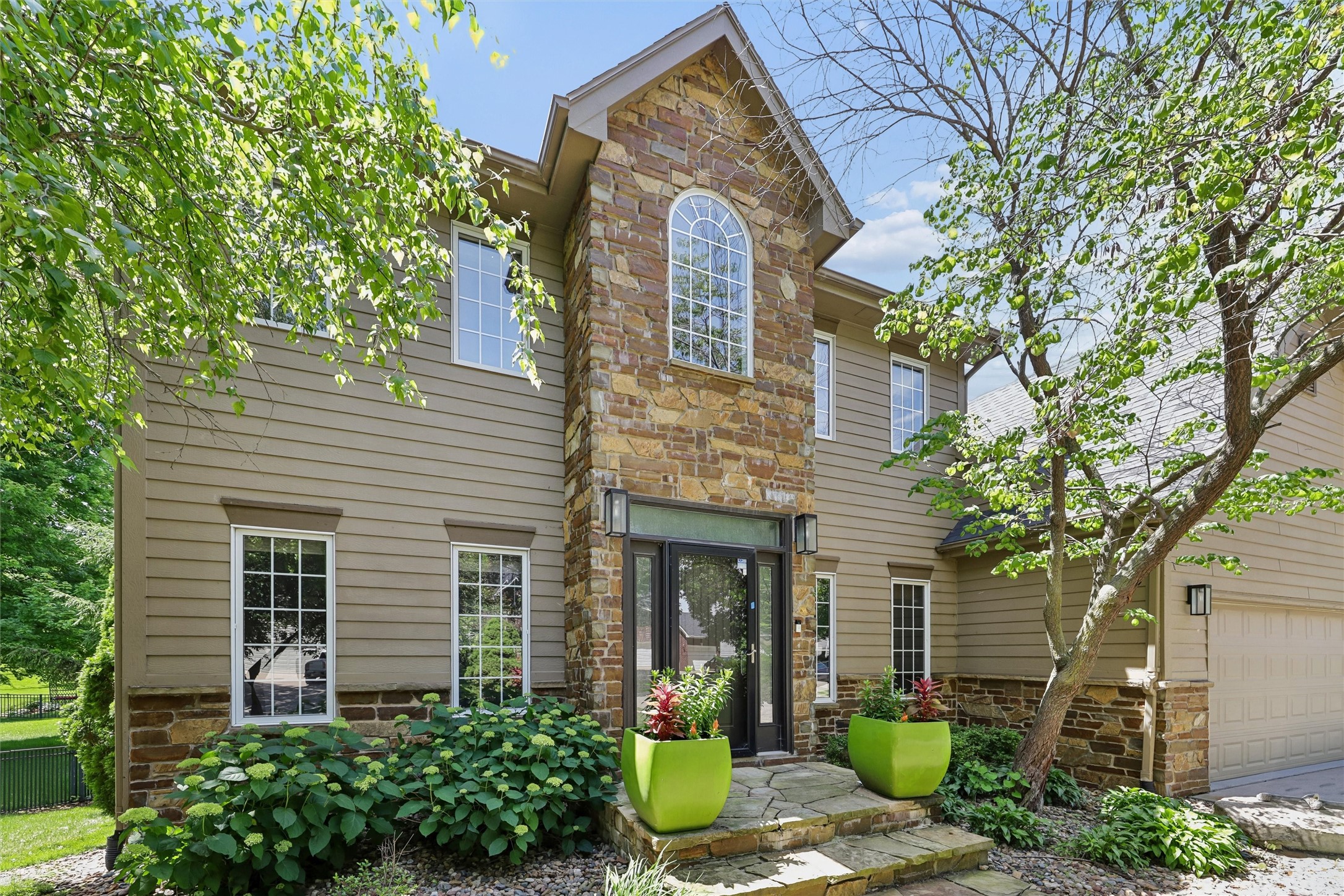 5749 Wentworth
