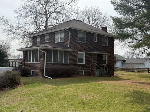 Homes For Sale - 1706 W Summit Street<br/> Winterset, IA 50273