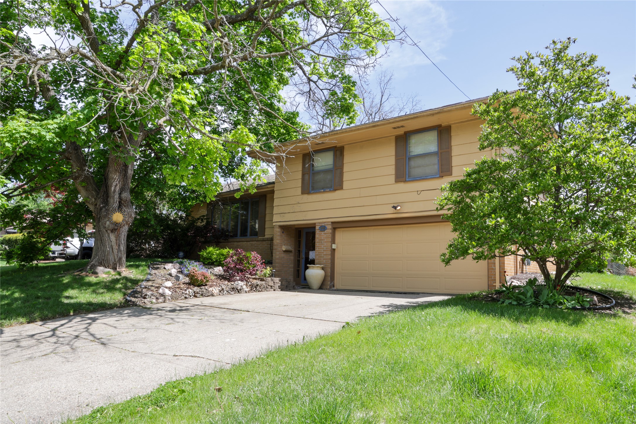 929 14th Street, West Des Moines, Iowa image 1