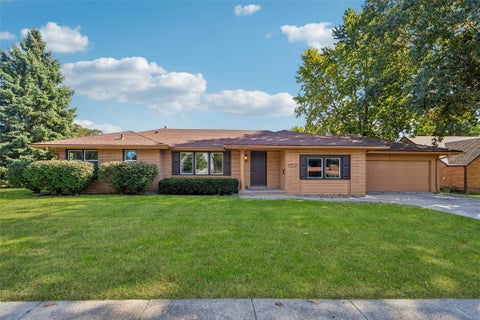 Homes For Sale - 937 13th Street<br/> West Des Moines, IA 50265