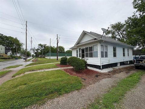 Homes For Sale - 1555 16th Street<br/> Des Moines, IA 50314