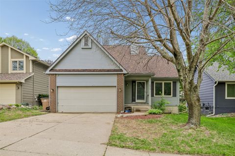 Homes For Sale - 5316 Aspen Drive<br/> West Des Moines, IA 50266