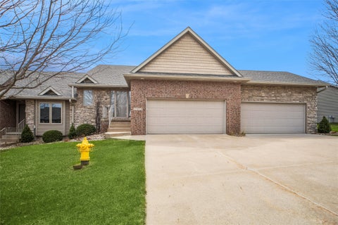 Homes For Sale - 15414 Oakwood Drive<br/> Dallas County, Urbandale, IA 50323