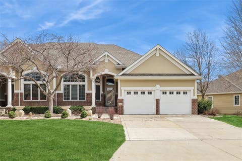 Condo For Sale - 882 Burr Oaks Drive<br/> West Des Moines, IA 50266