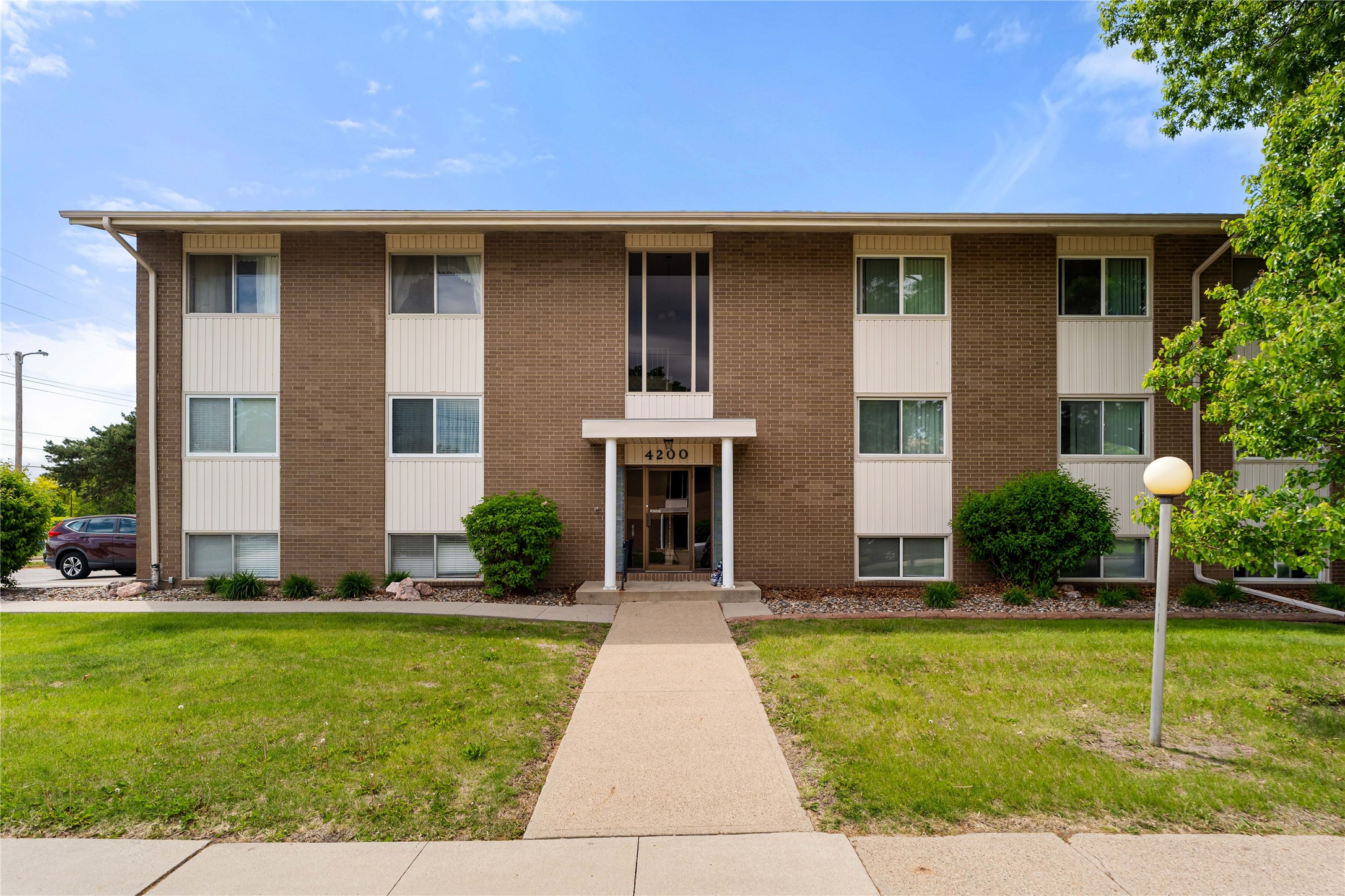 Photo 1 of 19 — 4200 62nd Street 5, Urbandale, IA 50322