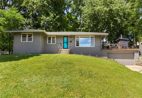 Homes For Sale - 1142 Cummins Parkway<br/> Des Moines, IA 50311
