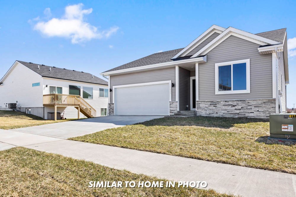 2904 Primrose Lane, Pella, Iowa image 2