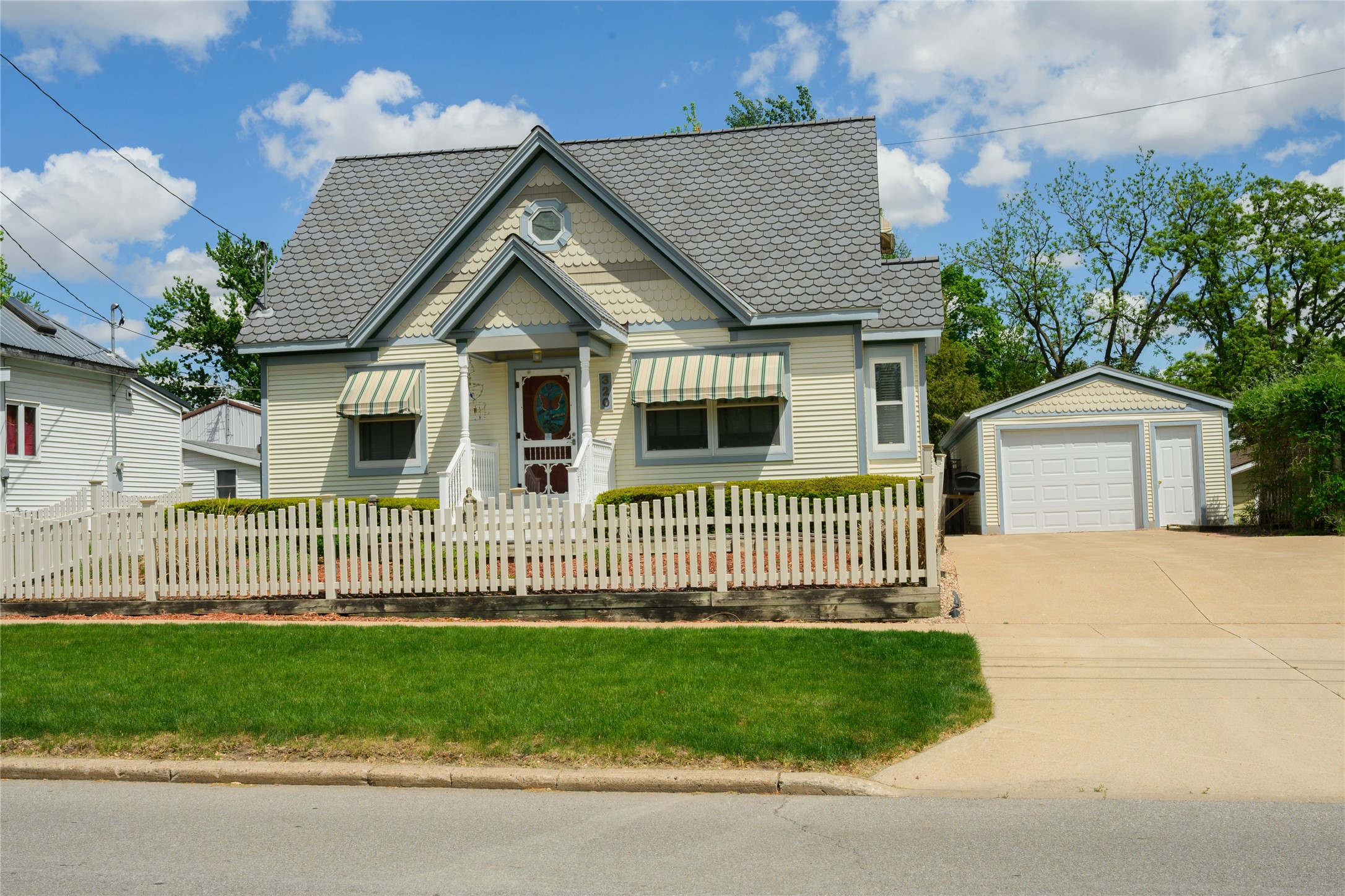 320 E 3rd Street, Newton, Iowa image 1