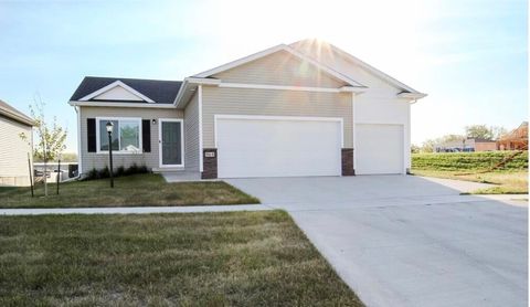 Homes For Sale - 964 NE 64th Avenue<br/> Des Moines, IA 50313