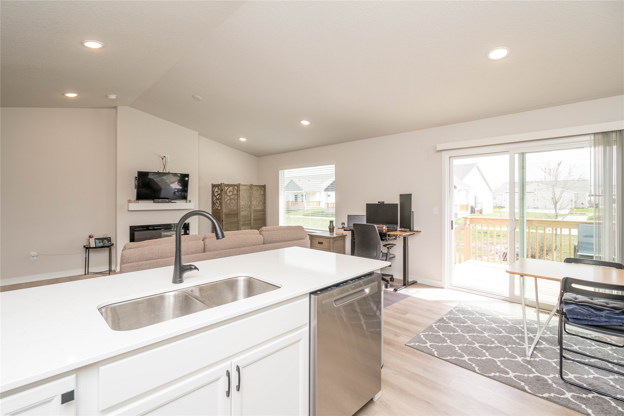 9780 Thorton Drive, Johnston, Iowa image 4