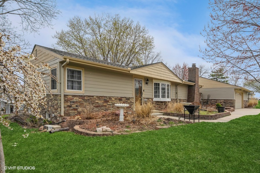 8147 Ridgeview Drive, Des Moines, Iowa image 1