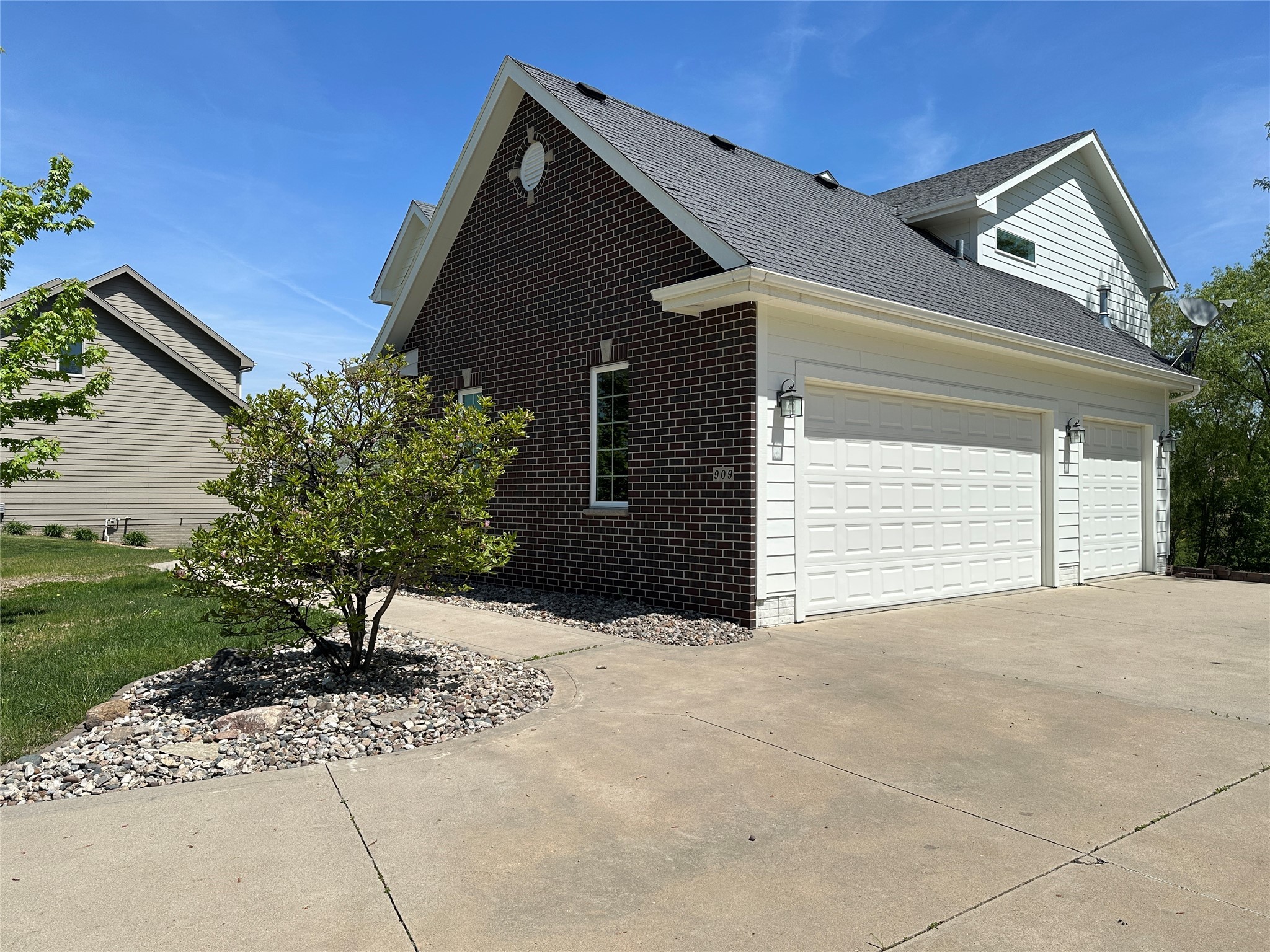 909 NE Williamsburg Court, Ankeny, Iowa image 2