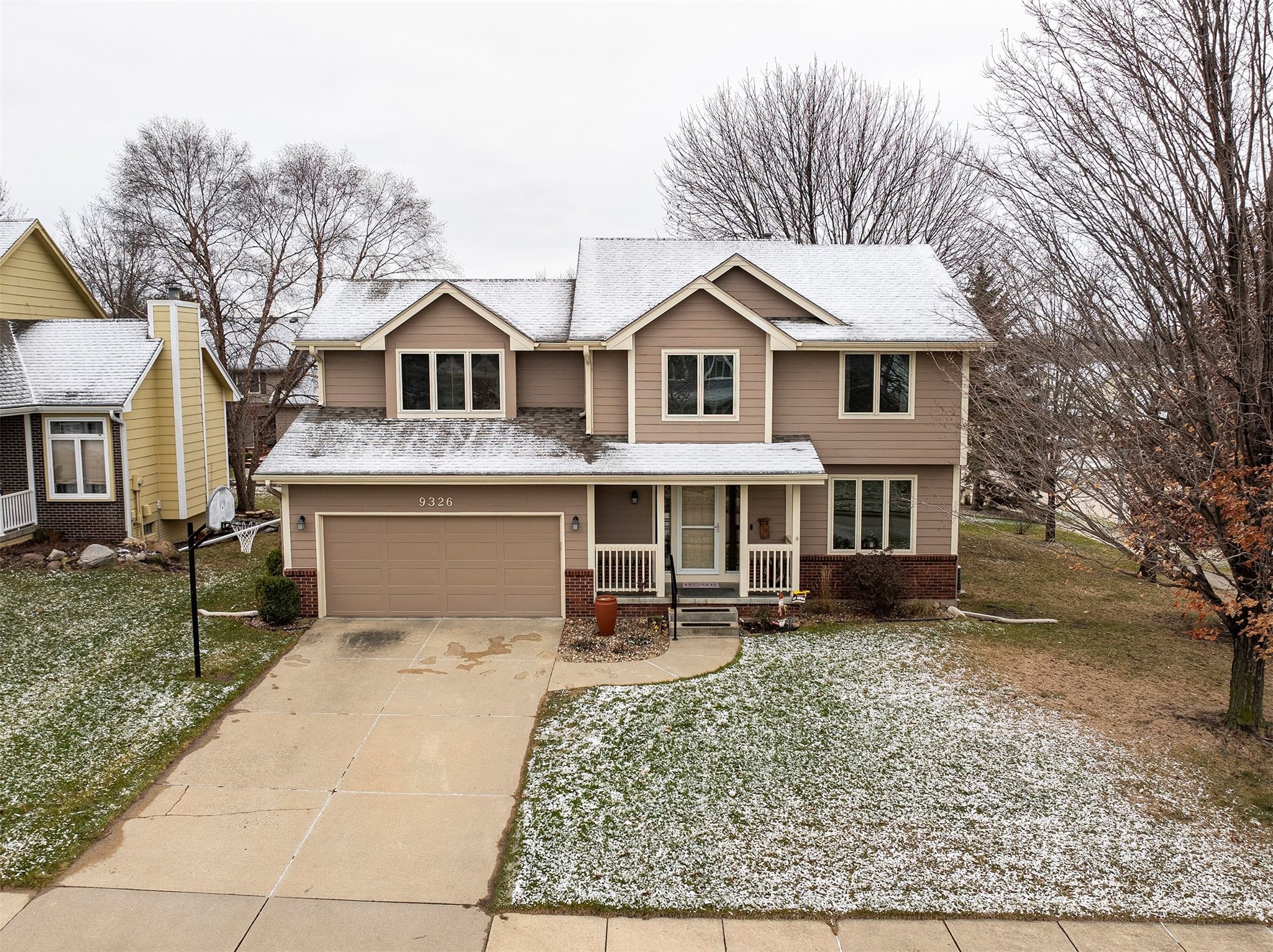 9326 Hickory Drive, Urbandale, Iowa image 2