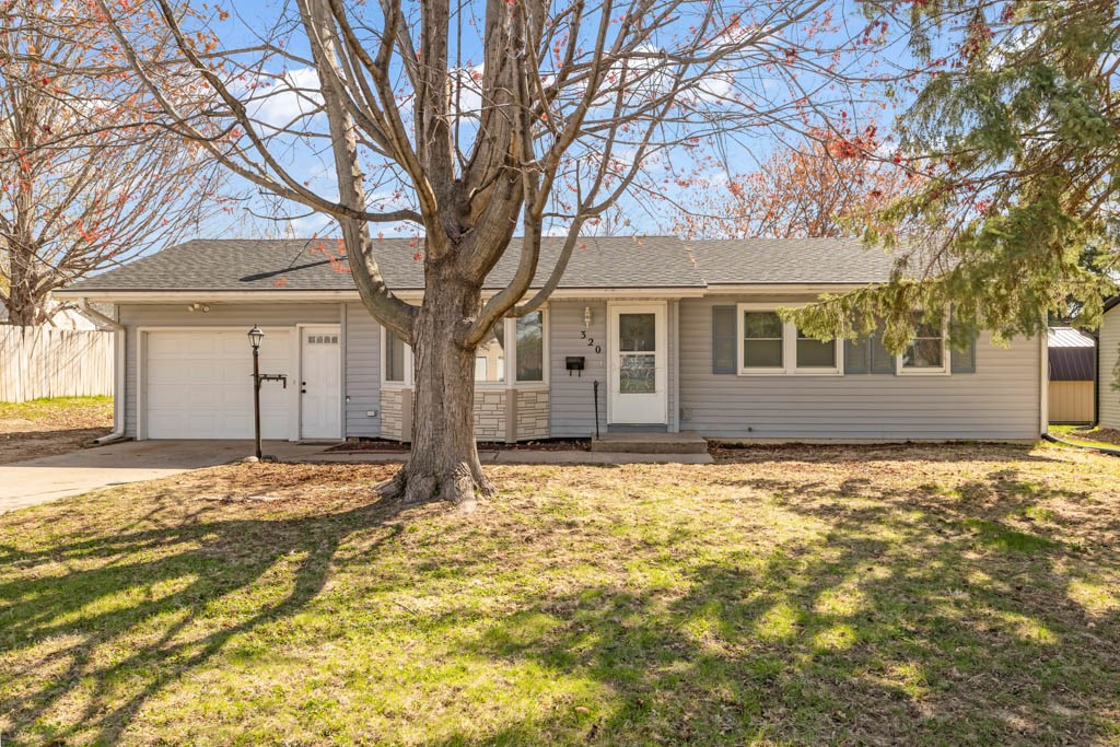 320 E 9th Street, Newton, Iowa image 1