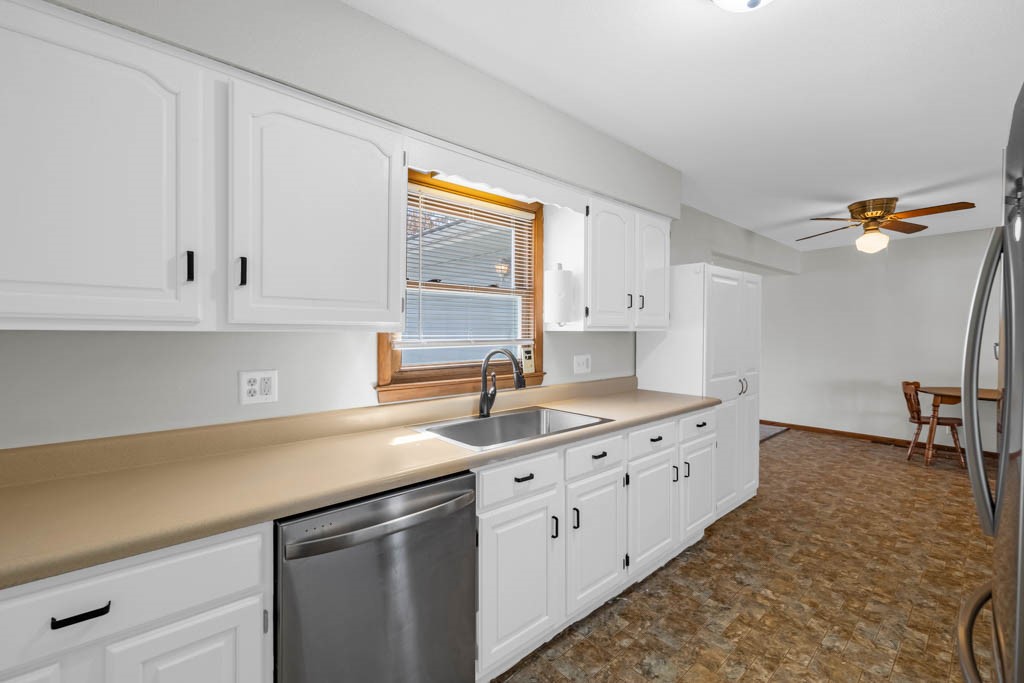 320 E 9th Street, Newton, Iowa image 8