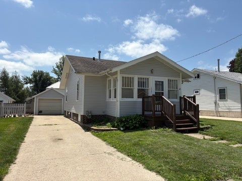 Homes For Sale - 1021 N 5th Avenue<br/> Newton, IA 50208