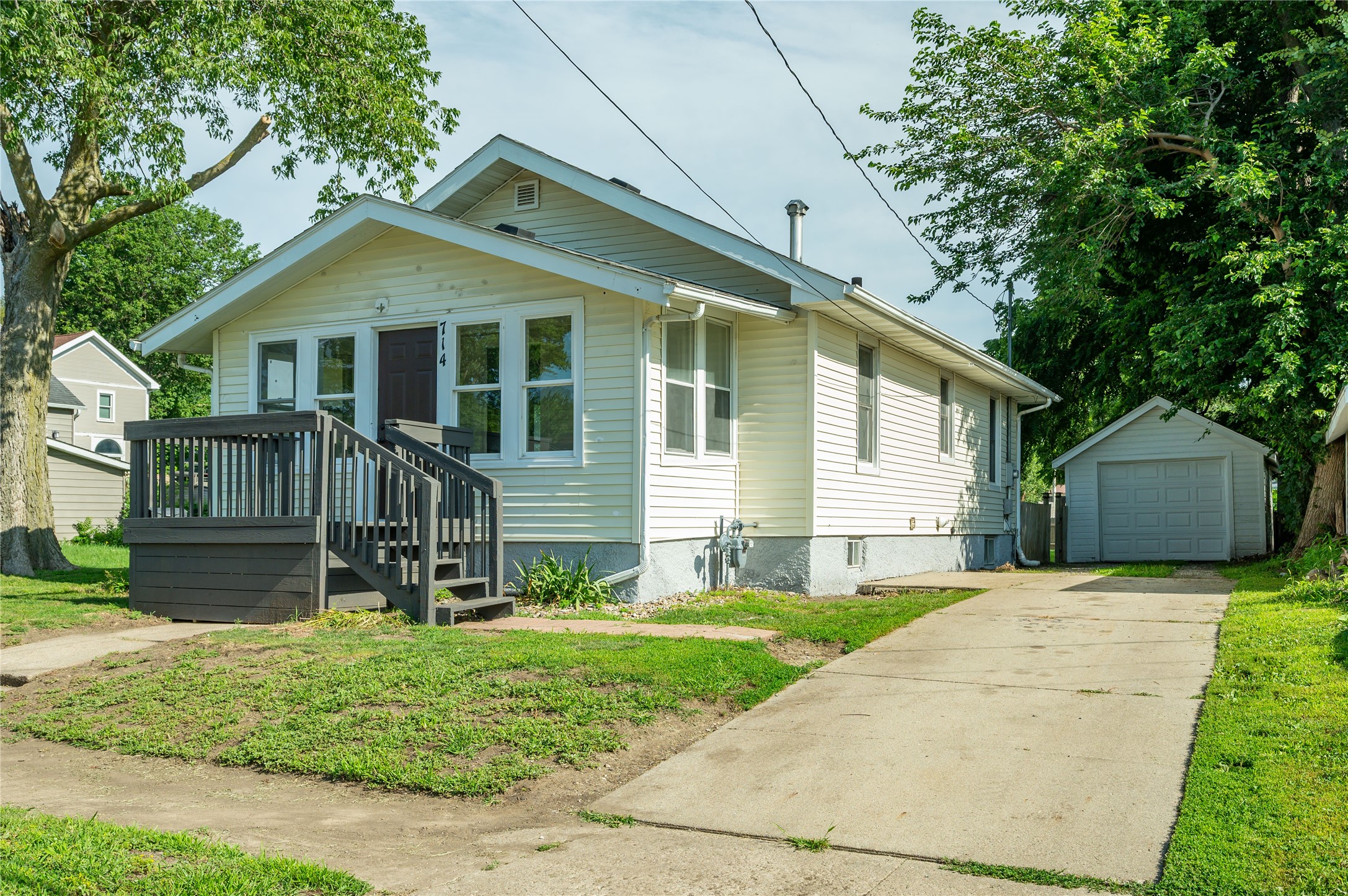Photo 1 of 17 — 714 N 6th Avenue E, Newton, IA 50208