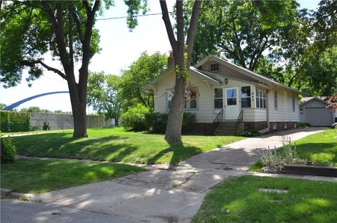 Single Family Residence in Des Moines IA 844 39th Street.jpg