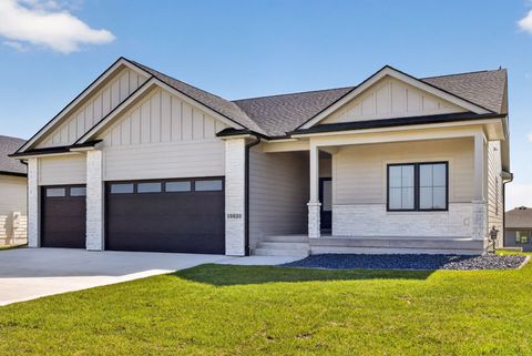 Homes For Sale - 16620 Deerview Drive<br/> Urbandale, IA 50323