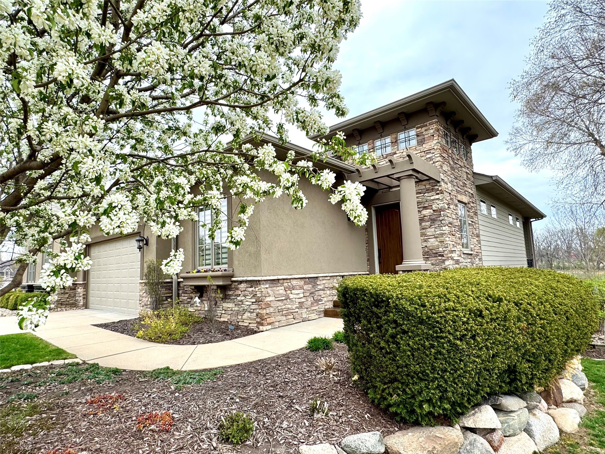 1176 Glen Oaks Drive, West Des Moines, Iowa image 1