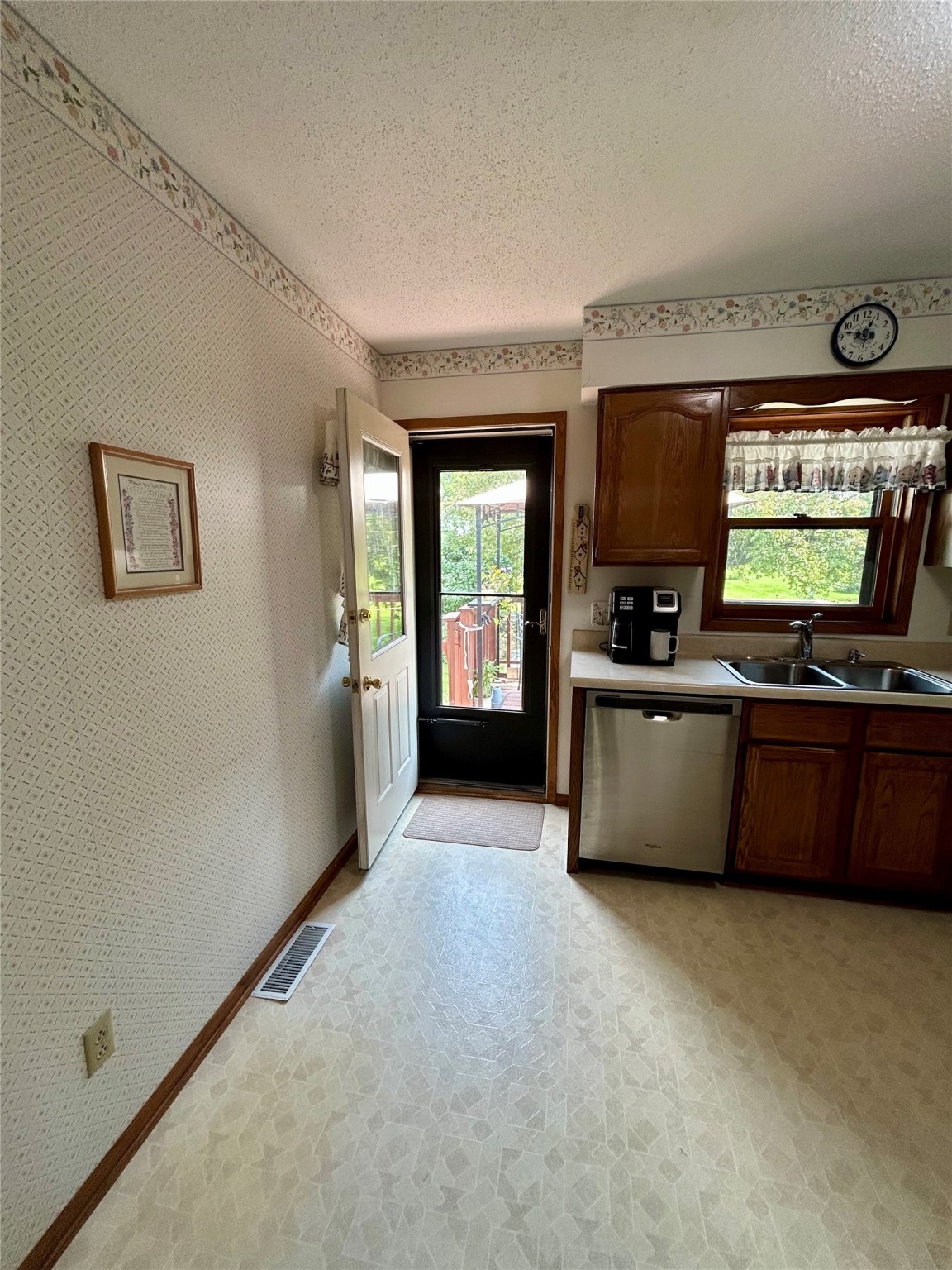 324 E 14th Street, Newton, Iowa image 27