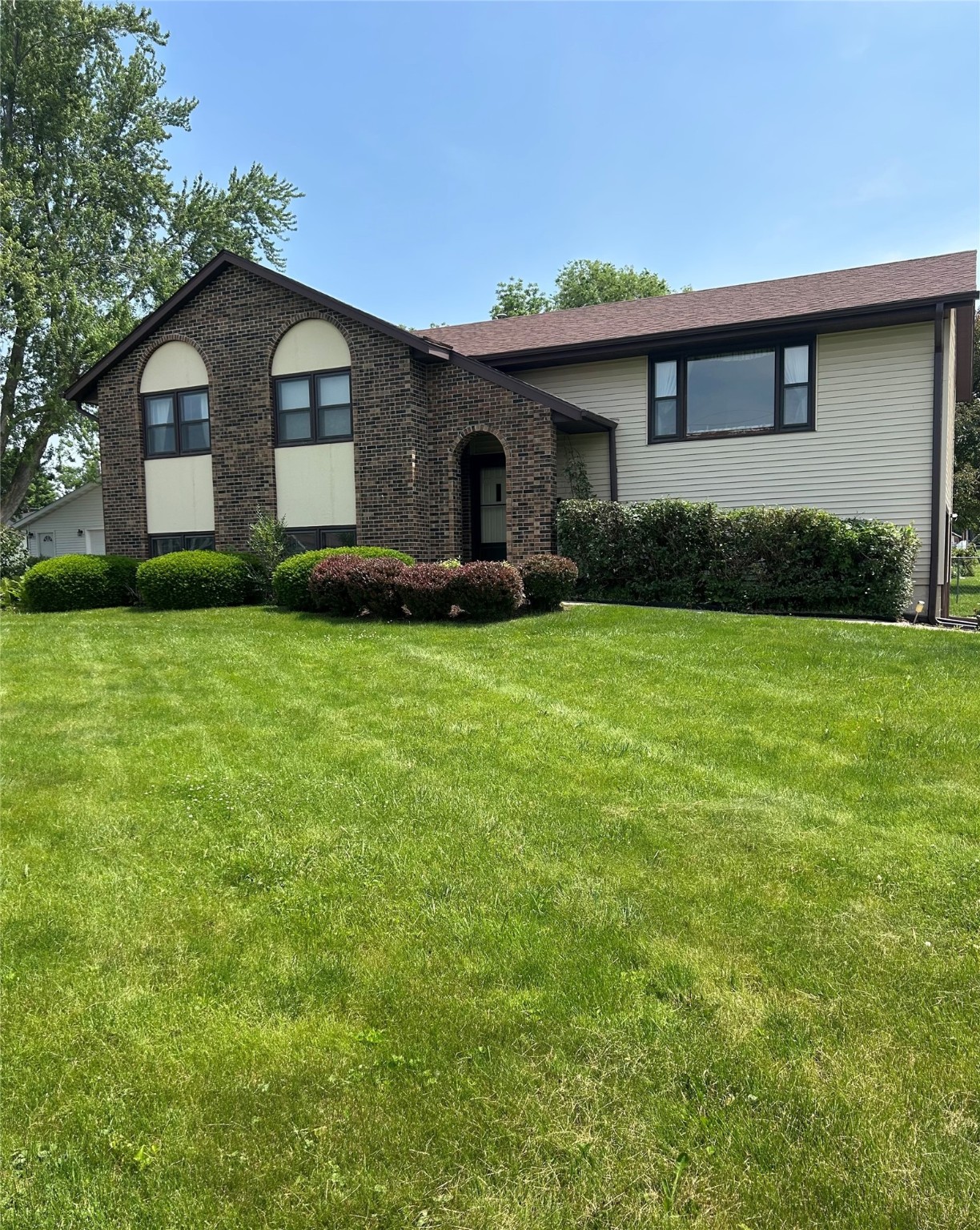 324 E 14th Street, Newton, Iowa image 1
