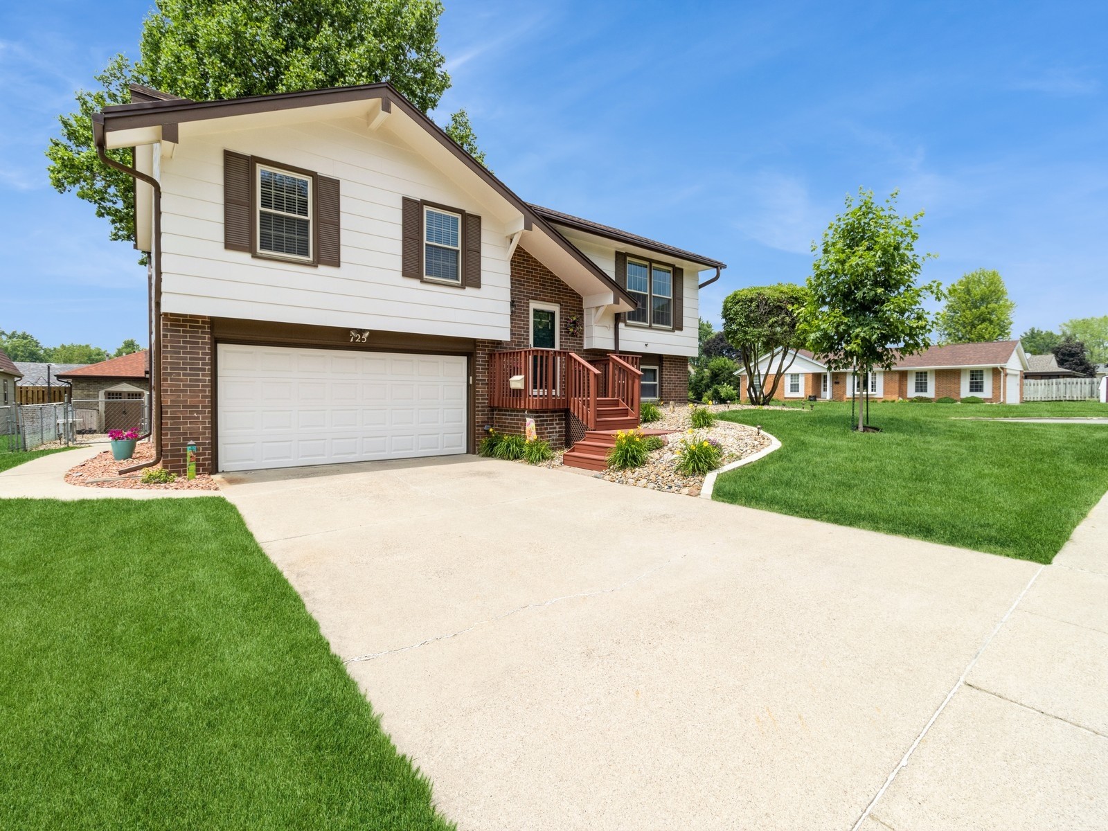 725 E 15th Street, Newton, Iowa image 2