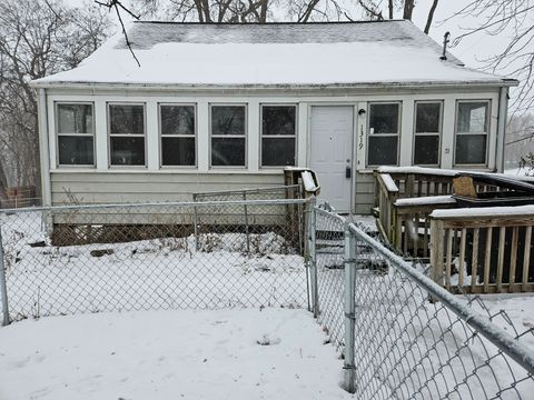 Homes For Sale - 1319 E 37th Street<br/> Des Moines, IA 50317