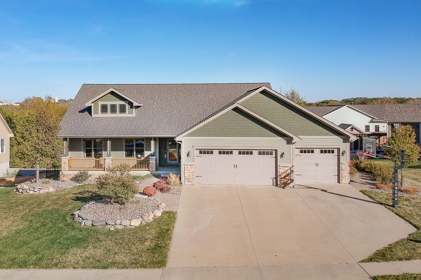 612 Spring Valley Lane, Pella, Iowa image 1