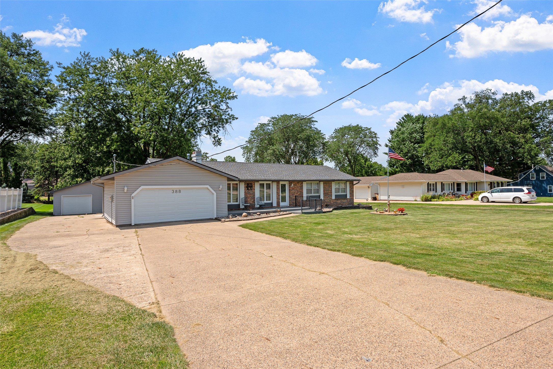 388 N Shadyview Boulevard, Pleasant Hill, Iowa image 1