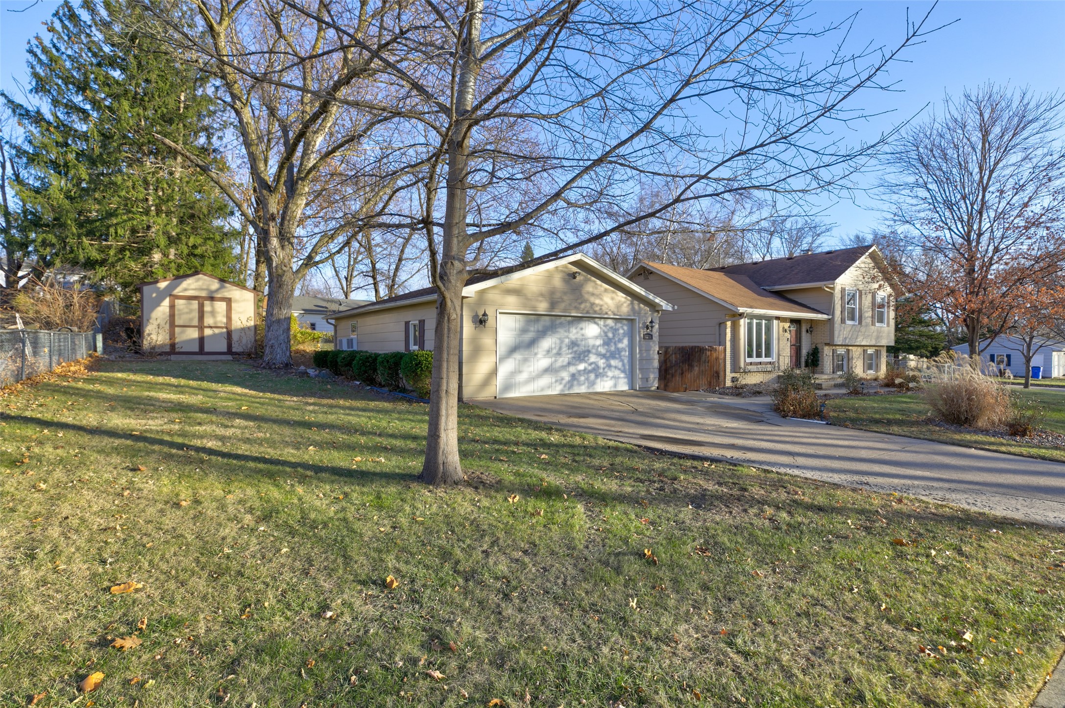 8223 Dema Drive, Des Moines, Iowa image 2