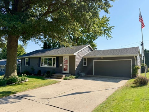 Homes For Sale - 608 E 15th Street<br/> Jasper County, Newton, IA 50208