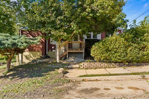 Homes For Sale - 902 S 1st Street<br/> Marion County, Knoxville, IA 50138