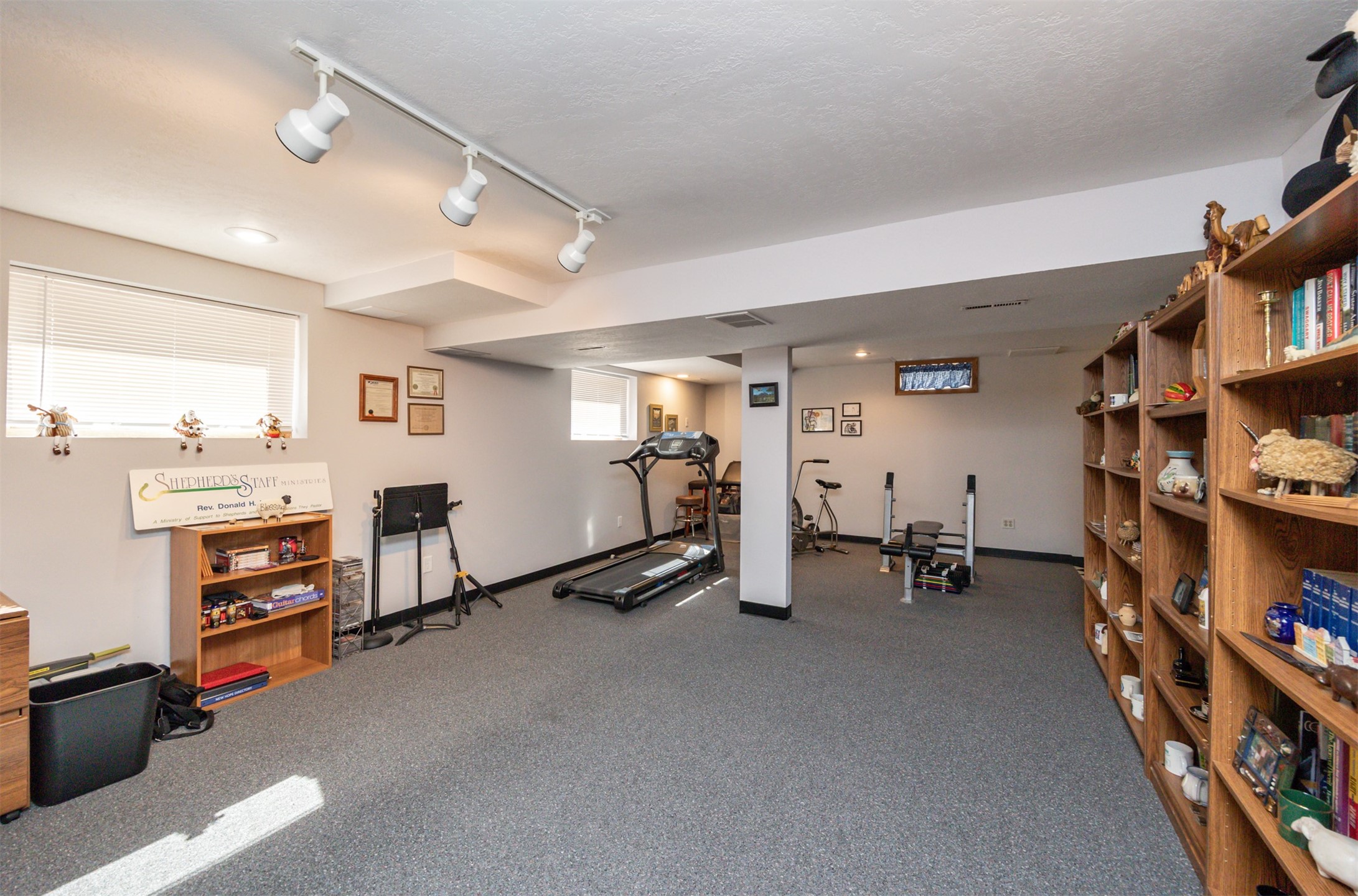 10760 Elmcrest Drive, Clive, Iowa image 25