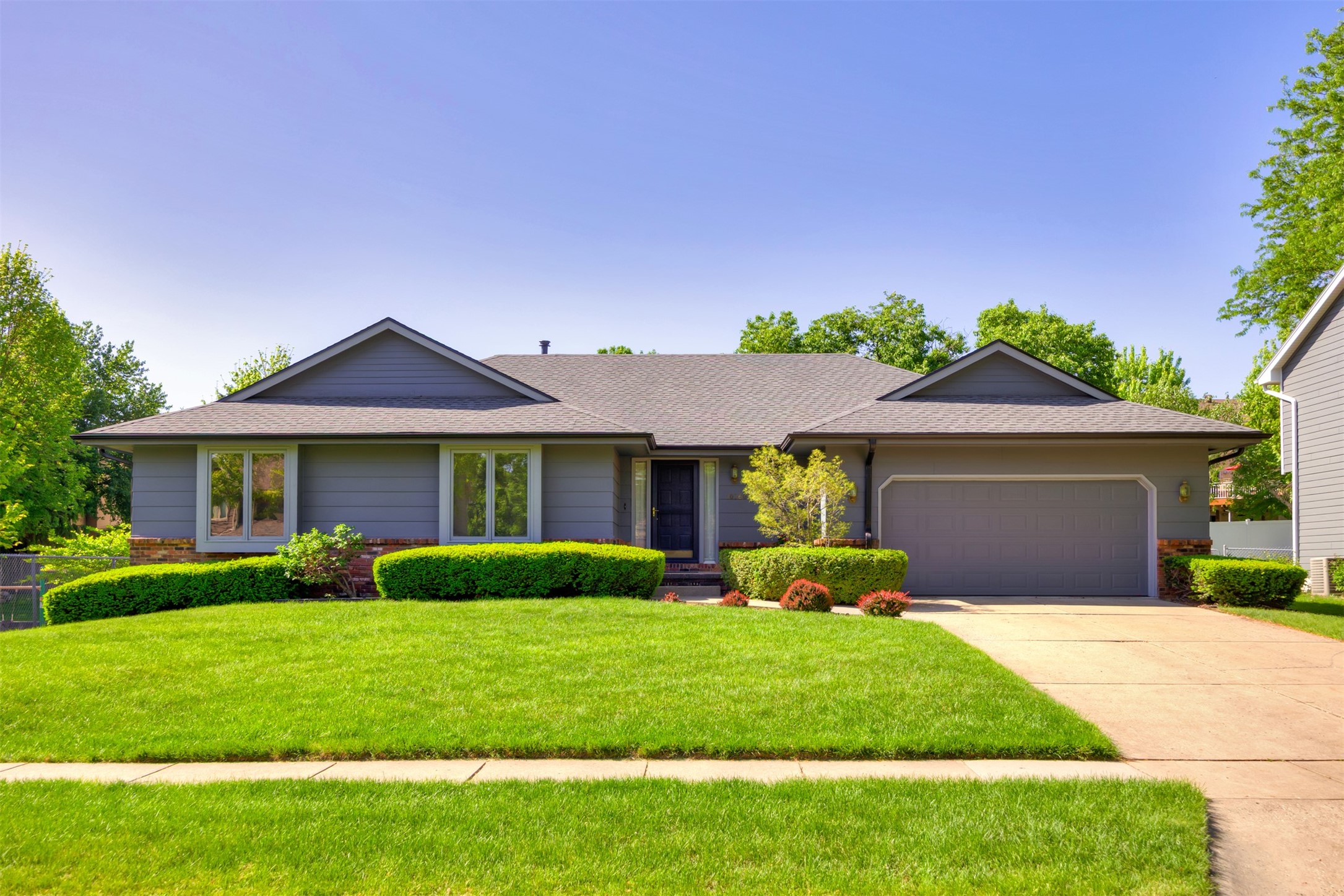10760 Elmcrest Drive, Clive, Iowa image 2
