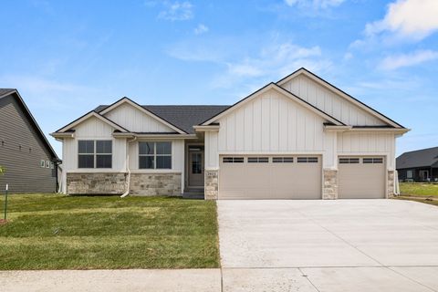 Homes For Sale - 2611 NW Fairfield Drive<br/> Ankeny, IA 50023