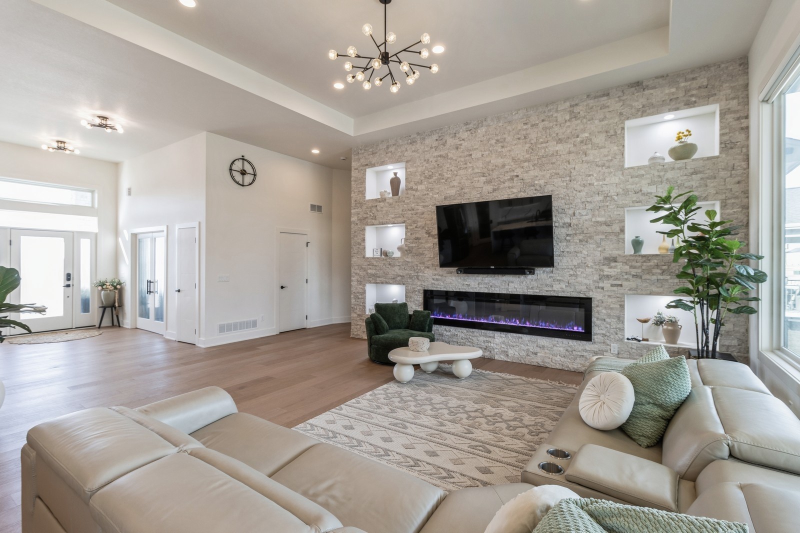 17963 Creekside Drive, Clive, Iowa image 3