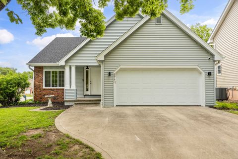 Homes For Sale - 4817 68th Street<br/> Urbandale, IA 50322
