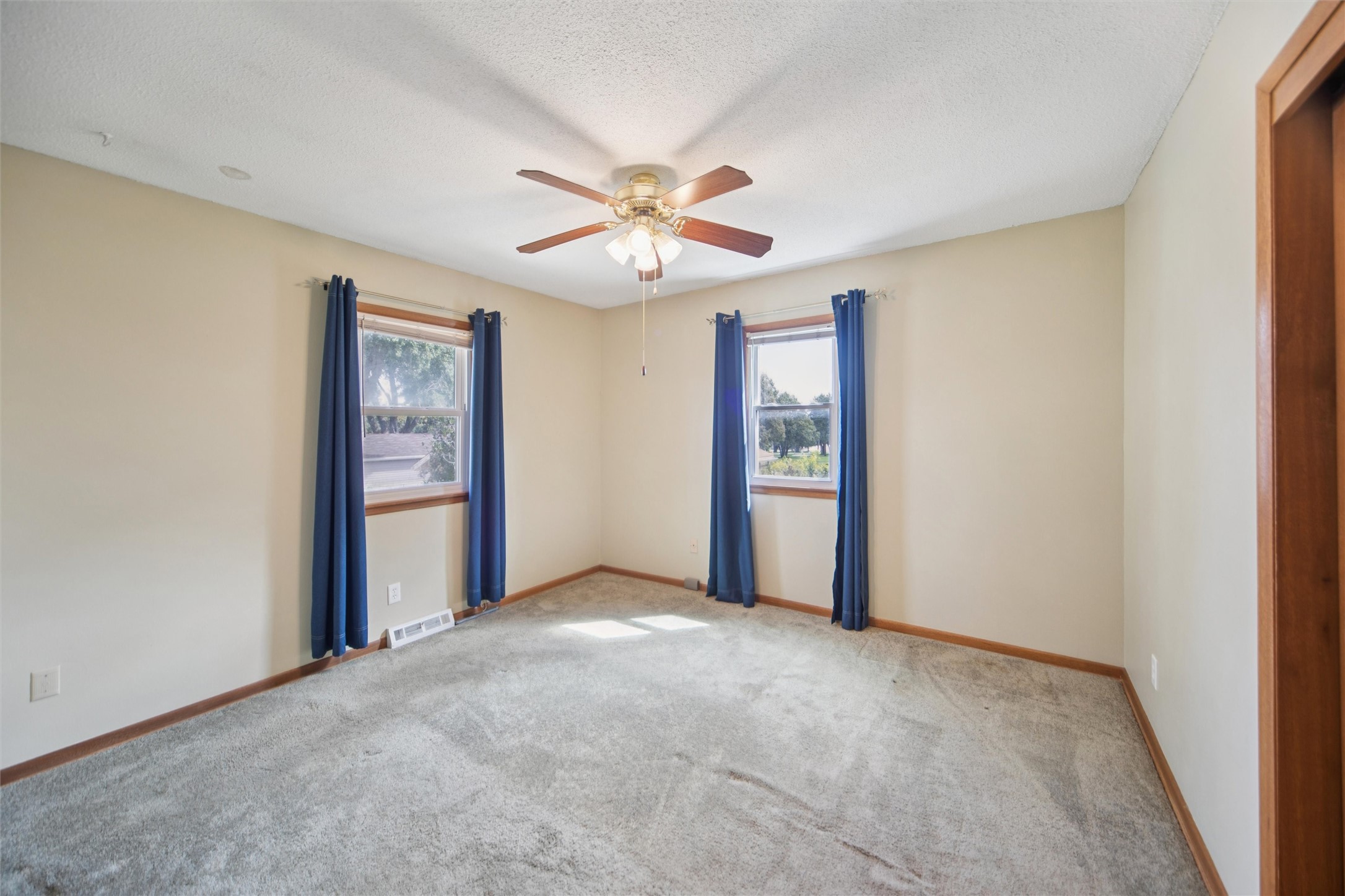 Urbandale, Iowa 50322, United States, 3 Bedrooms Bedrooms, ,2 BathroomsBathrooms,Residential,Active,198510