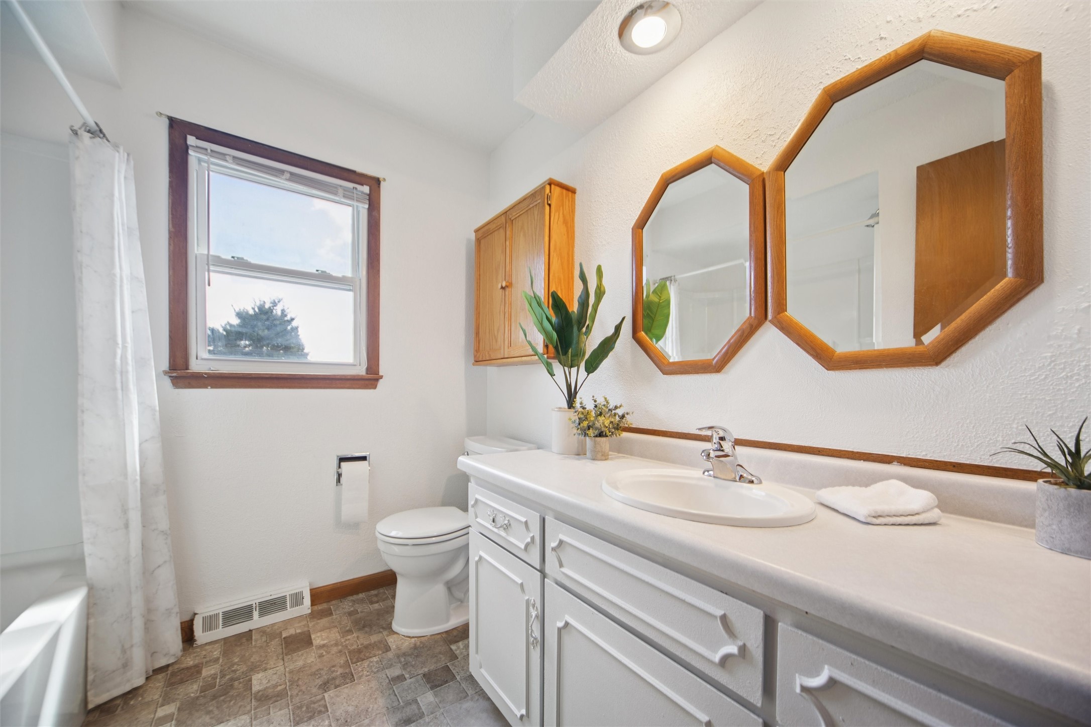 Urbandale, Iowa 50322, United States, 3 Bedrooms Bedrooms, ,2 BathroomsBathrooms,Residential,Active,198510