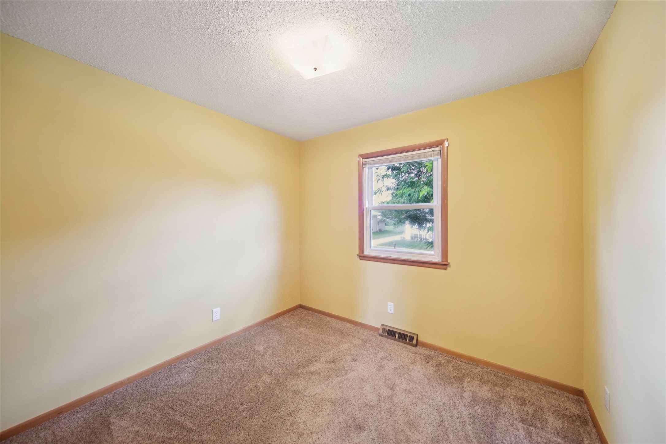 Urbandale, Iowa 50322, United States, 3 Bedrooms Bedrooms, ,2 BathroomsBathrooms,Residential,Active,198510