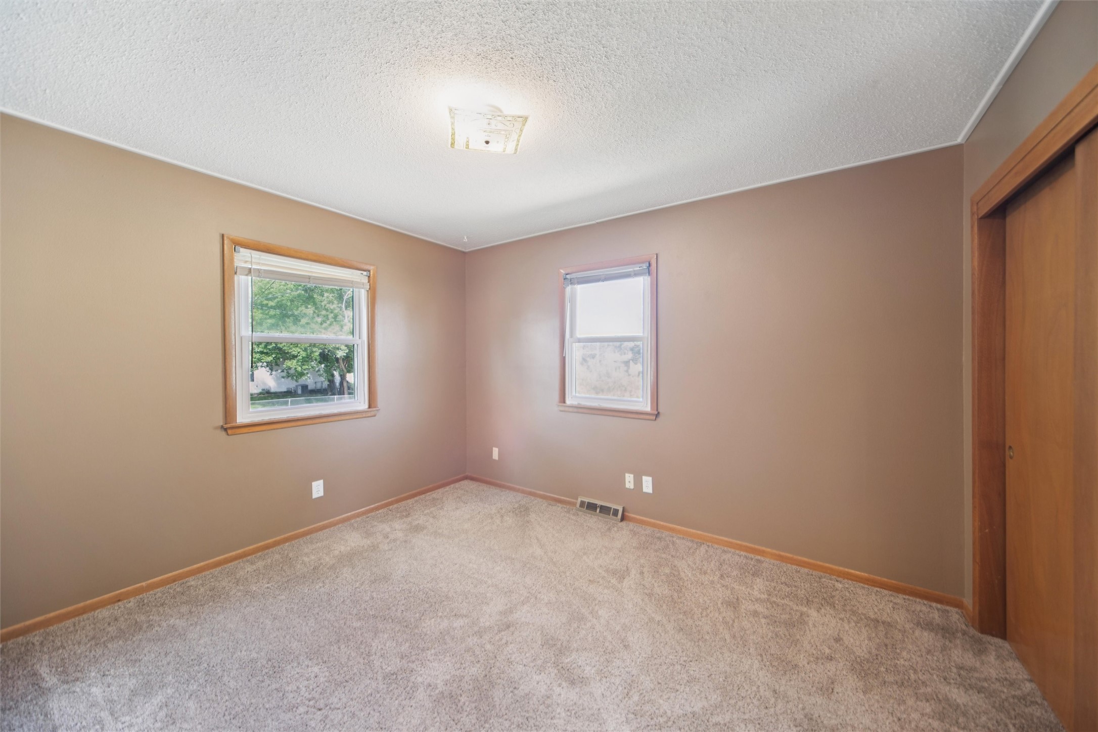 Urbandale, Iowa 50322, United States, 3 Bedrooms Bedrooms, ,2 BathroomsBathrooms,Residential,Active,198510