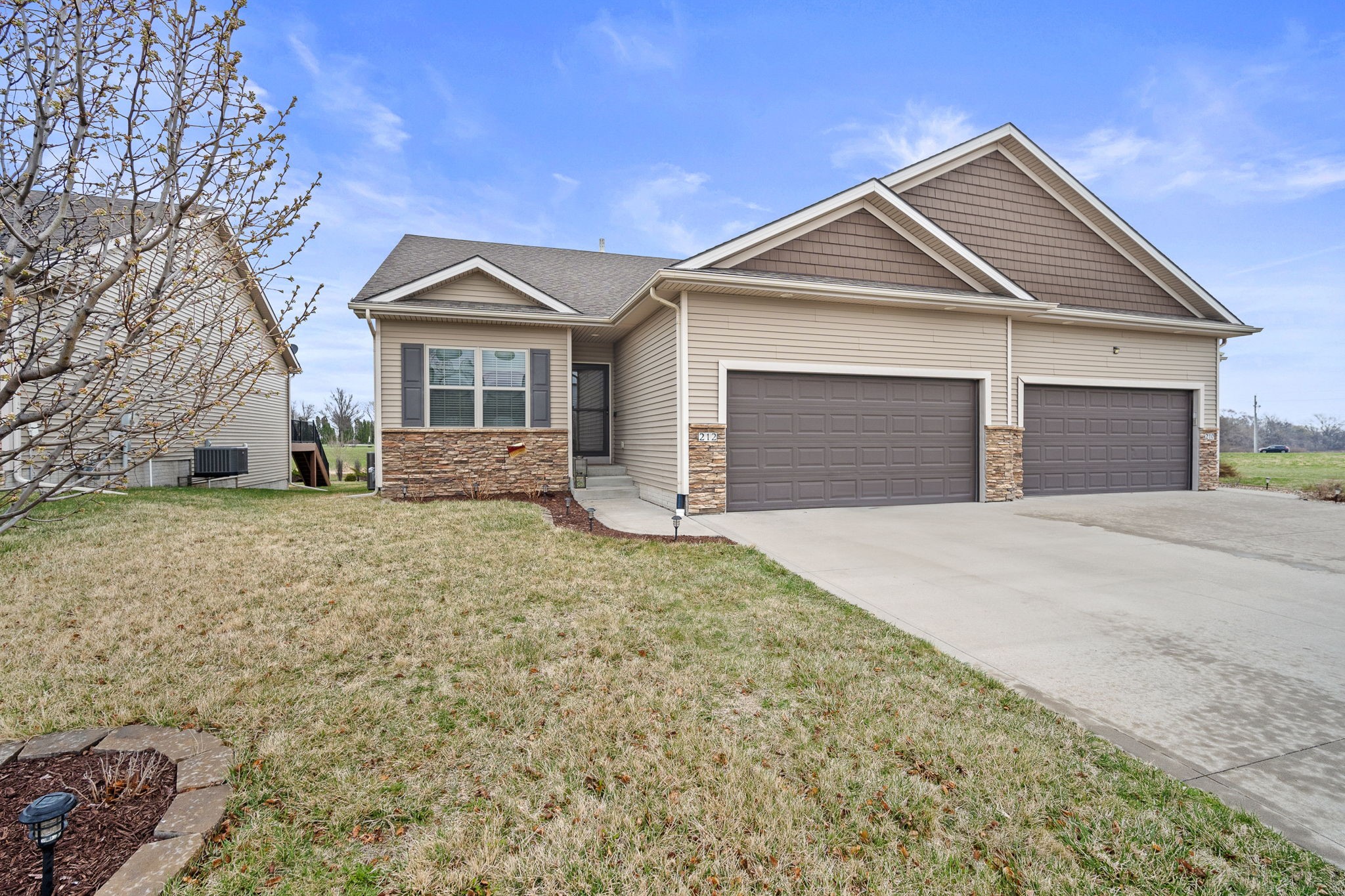 212 NW Autumn Crest Drive, Ankeny, Iowa image 2