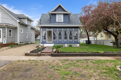 Homes For Sale - 1820 E Walnut Street<br/> Des Moines, IA 50316