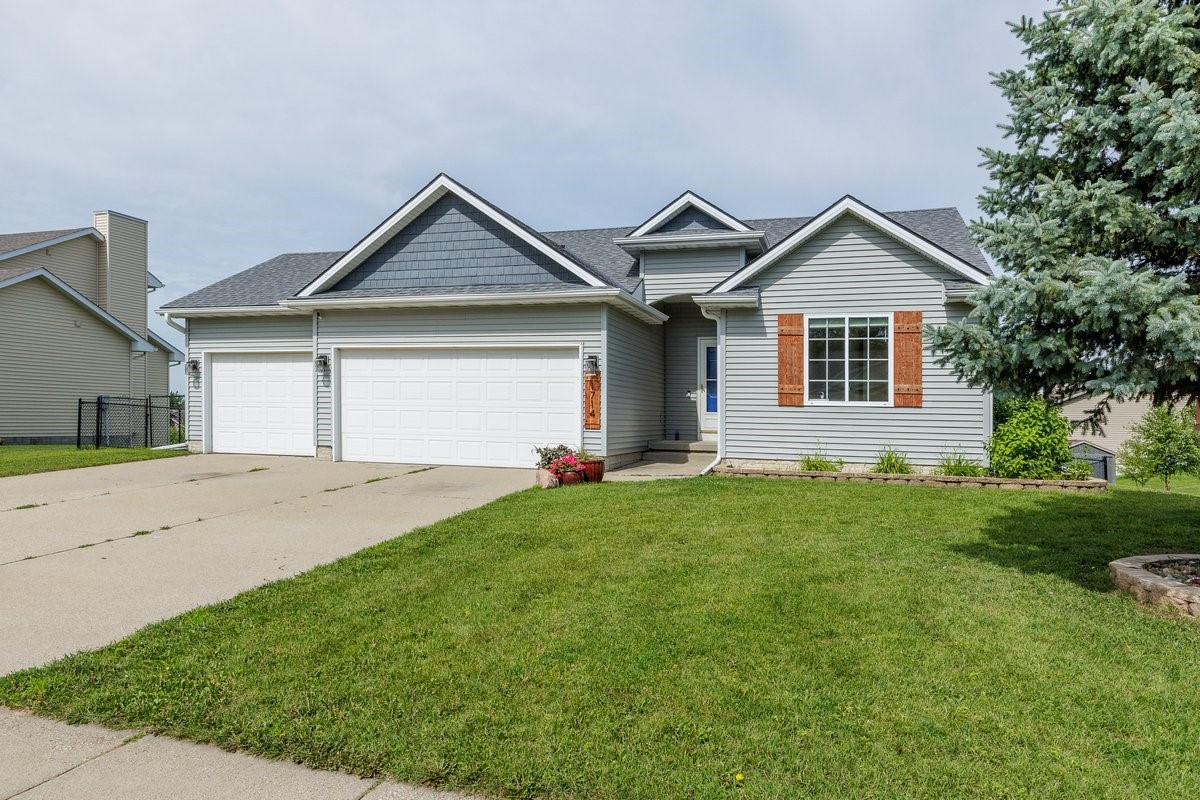 Photo 1 of 34 — 1714 Crabapple Lane, Granger, IA 50109